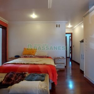 Casa com 405m², 3 dormitórios, 2 vagas, no bairro Rio Branco em Caxias do Sul para Comprar