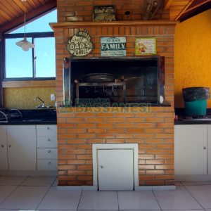 Casa com 405m², 3 dormitórios, 2 vagas, no bairro Rio Branco em Caxias do Sul para Comprar