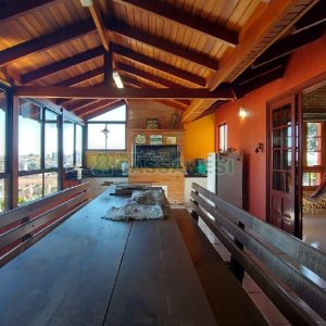 Casa com 405m², 3 dormitórios, 2 vagas, no bairro Rio Branco em Caxias do Sul para Comprar