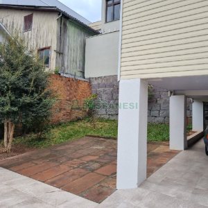 Casa com 130m², 5 dormitórios, 2 vagas, no bairro Centro em Caxias do Sul para Comprar