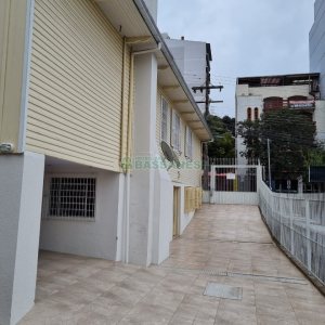 Casa com 130m², 5 dormitórios, 2 vagas, no bairro Centro em Caxias do Sul para Comprar
