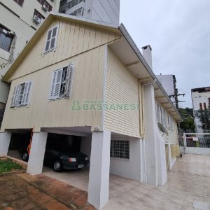 Casa com 130m², 5 dormitórios, 2 vagas, no bairro Centro em Caxias do Sul para Comprar