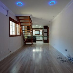 Sobrado com 164m², 3 dormitórios, 2 vagas, no bairro Santa Catarina em Caxias do Sul para Comprar