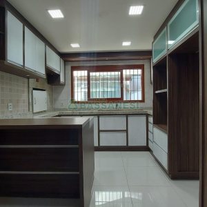 Sobrado com 164m², 3 dormitórios, 2 vagas, no bairro Santa Catarina em Caxias do Sul para Comprar