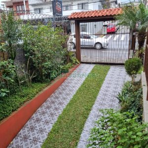 Casa com 130m², 3 dormitórios, 2 vagas, no bairro Cruzeiro em Caxias do Sul para Comprar