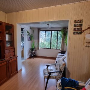 Casa com 130m², 3 dormitórios, 2 vagas, no bairro Cruzeiro em Caxias do Sul para Comprar