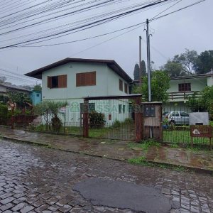 Casa com 189m², 7 dormitórios, 3 vagas, no bairro São Cristóvão em Caxias do Sul para Comprar