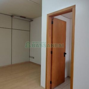 Sala com 64m², 1 vaga, no bairro Centro em Caxias do Sul para Alugar ou Comprar
