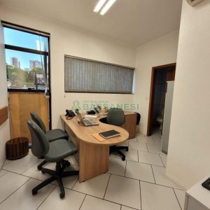 Predio com 200m², 12 vagas, no bairro Exposição em Caxias do Sul para Comprar