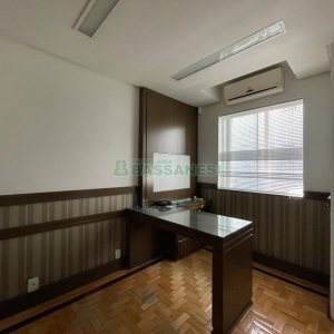 Casa Comercial com 368m², 4 dormitórios, 2 vagas, no bairro Centro em Caxias do Sul para Alugar