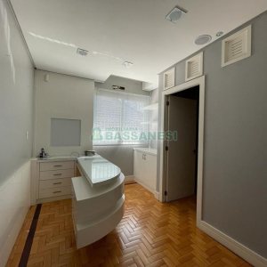 Casa Comercial com 368m², 4 dormitórios, 2 vagas, no bairro Centro em Caxias do Sul para Alugar