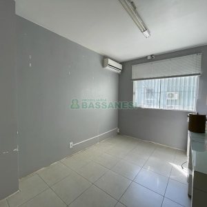 Casa Comercial com 368m², 4 dormitórios, 2 vagas, no bairro Centro em Caxias do Sul para Alugar