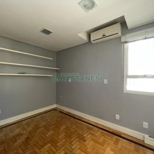 Casa Comercial com 368m², 4 dormitórios, 2 vagas, no bairro Centro em Caxias do Sul para Alugar