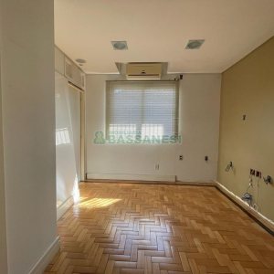 Casa Comercial com 368m², 4 dormitórios, 2 vagas, no bairro Centro em Caxias do Sul para Alugar