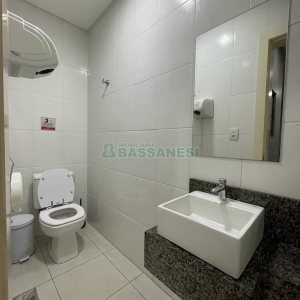 Casa Comercial com 368m², 4 dormitórios, 2 vagas, no bairro Centro em Caxias do Sul para Alugar