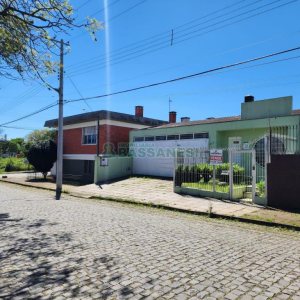 Casa com 205m², 3 dormitórios, 2 vagas, no bairro Cinqüentenário em Caxias do Sul para Comprar