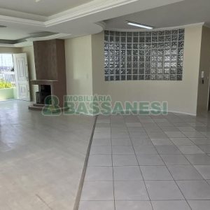 Casa com 205m², 3 dormitórios, 2 vagas, no bairro Cinqüentenário em Caxias do Sul para Comprar