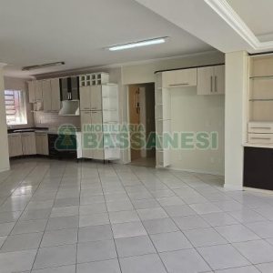 Casa com 205m², 3 dormitórios, 2 vagas, no bairro Cinqüentenário em Caxias do Sul para Comprar