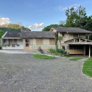 Casa Mobiliada com 130m², 3 dormitórios, 2 vagas, no bairro Linha 40 em Caxias do Sul para Alugar