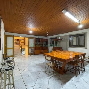 Casa Mobiliada com 130m², 3 dormitórios, 2 vagas, no bairro Linha 40 em Caxias do Sul para Alugar