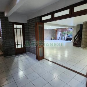 Casa com 407m², 5 dormitórios, 3 vagas, no bairro Santa Catarina em Caxias do Sul para Comprar
