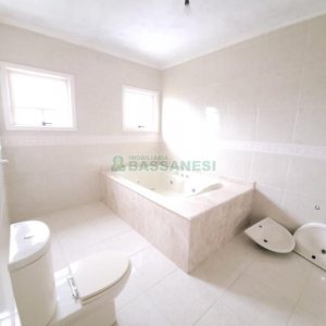 Casa com 200m², 5 dormitórios, 2 vagas, no bairro Charqueadas em Caxias do Sul para Alugar