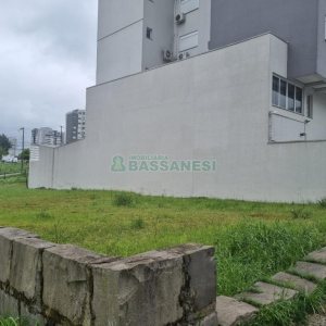 Terreno com 360m², no bairro Charqueadas em Caxias do Sul para Comprar