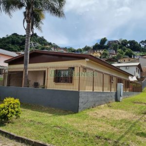 Casa com 168m², 3 dormitórios, 4 vagas, no bairro De Zorzi em Caxias do Sul para Comprar