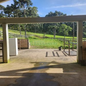 Chácara com 400m², 3 dormitórios, 4 vagas, no bairro De Lazzer em Caxias do Sul para Comprar