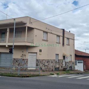 Casa com 300m², 4 dormitórios, 2 vagas, no bairro Centro em Caxias do Sul para Comprar