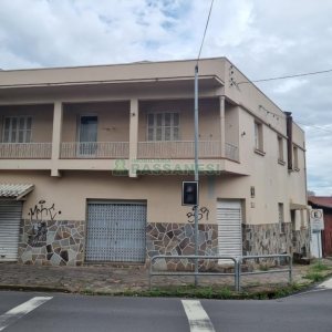 Casa com 300m², 4 dormitórios, 2 vagas, no bairro Centro em Caxias do Sul para Comprar