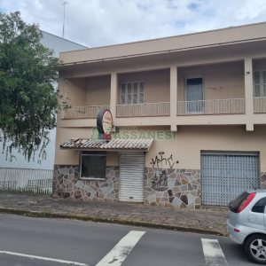 Casa com 300m², 4 dormitórios, 2 vagas, no bairro Centro em Caxias do Sul para Comprar
