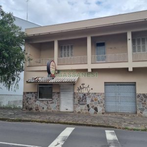 Casa com 300m², 4 dormitórios, 2 vagas, no bairro Centro em Caxias do Sul para Comprar