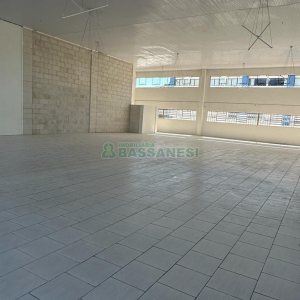 Loja com 400m², no bairro Cinqüentenário em Caxias do Sul para Alugar