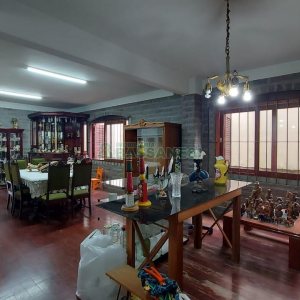 Casa com 382m², 3 vagas, no bairro Santa Catarina em Caxias do Sul para Comprar