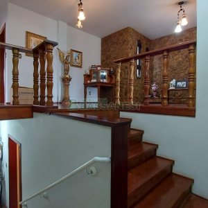 Casa com 382m², 3 vagas, no bairro Santa Catarina em Caxias do Sul para Comprar