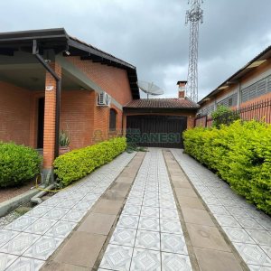 Casa com 260m², 3 dormitórios, 3 vagas, no bairro Interlagos em Caxias do Sul para Alugar