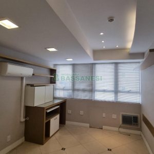 Sala com 33m², no bairro Centro em Caxias do Sul para Alugar ou Comprar