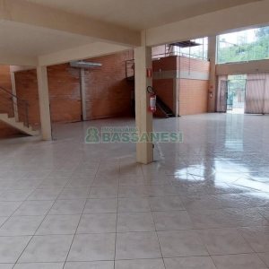 Pavilhão com 700m², no bairro Cinquentenário em Caxias do Sul para Alugar