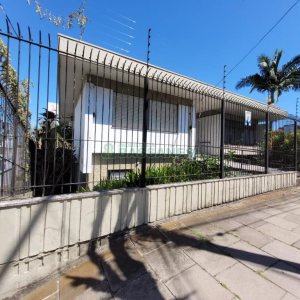 Casa com 335m², 6 dormitórios, 2 vagas, no bairro Exposição em Caxias do Sul para Comprar