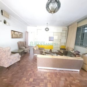 Casa com 335m², 6 dormitórios, 2 vagas, no bairro Exposição em Caxias do Sul para Comprar