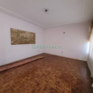 Casa com 335m², 6 dormitórios, 2 vagas, no bairro Exposição em Caxias do Sul para Comprar