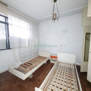 Casa com 335m², 6 dormitórios, 2 vagas, no bairro Exposição em Caxias do Sul para Comprar