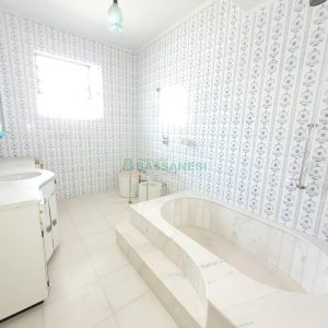 Casa com 335m², 6 dormitórios, 2 vagas, no bairro Exposição em Caxias do Sul para Comprar