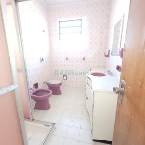 Casa com 335m², 6 dormitórios, 2 vagas, no bairro Exposição em Caxias do Sul para Comprar