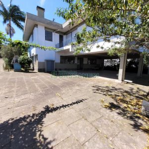 Casa com 335m², 6 dormitórios, 2 vagas, no bairro Exposição em Caxias do Sul para Comprar