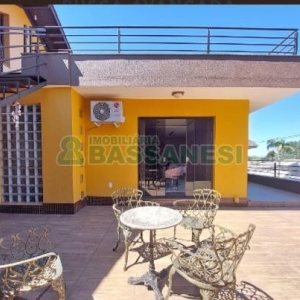 Casa com 356m², 5 dormitórios, 2 vagas, no bairro Charqueadas em Caxias do Sul para Comprar
