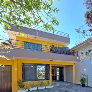 Casa com 356m², 5 dormitórios, 2 vagas, no bairro Charqueadas em Caxias do Sul para Comprar