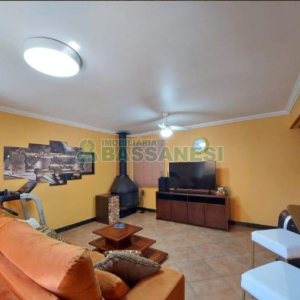 Casa com 356m², 5 dormitórios, 2 vagas, no bairro Charqueadas em Caxias do Sul para Comprar