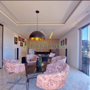 Casa com 356m², 5 dormitórios, 2 vagas, no bairro Charqueadas em Caxias do Sul para Comprar